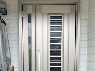 エクステリアリフォーム 空気の入れ替えが簡単にできる、採風型の玄関ドア