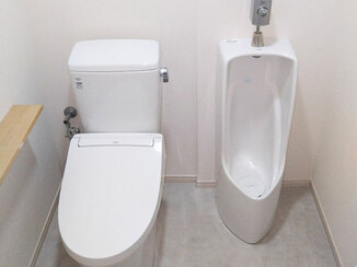トイレリフォーム 洋式トイレと小便器の両方を使えるレストルーム