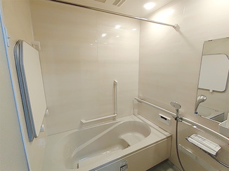 バスルームリフォーム 窓をなくして断熱性を高め、手すりも設置した安心バスルーム